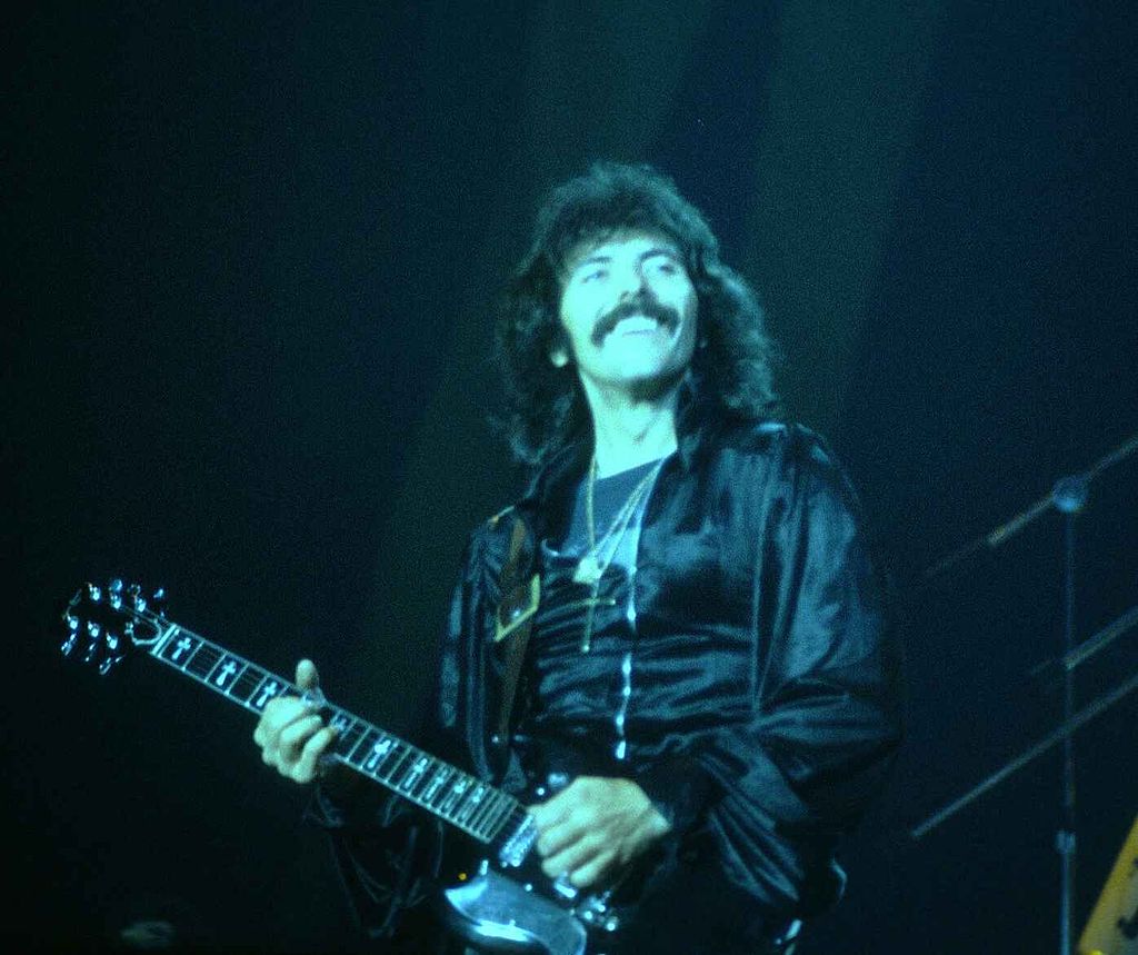 1024px-Tony_Iommi_at_the_New_Haven_Coliseum